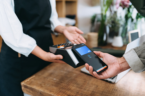 Ein Kunde und ein Händler schließen eine Smart Payment ab. Bild: iStock /Getty Images